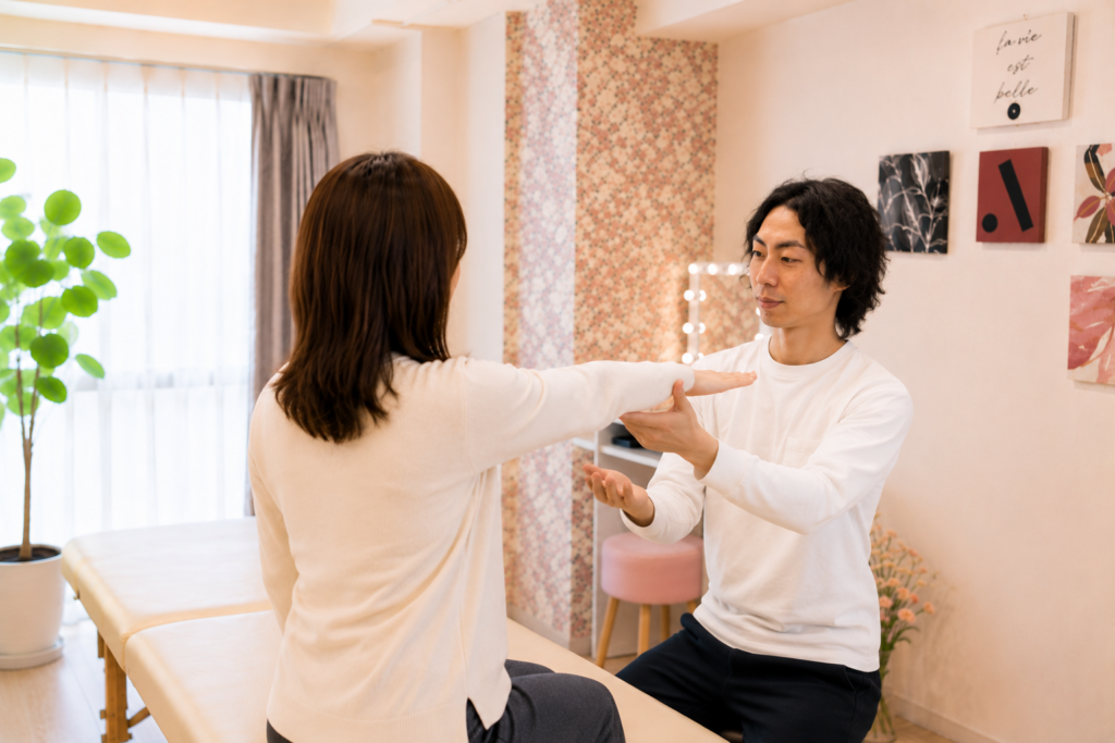 利用者と一緒に施術後の身体の動きや変化を確認している様子